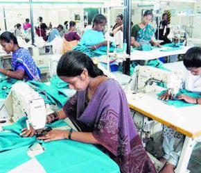 Công nhân dệt may của Ấn Độ đang làm việc.