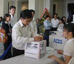 Nhà đầu tư đăng ký đấu giá cổ phần Vietcombank, tháng 12/2007.