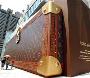 Một biển hiệu quảng cáo của Louis Vuitton tại Thượng Hải (Trung Quốc).