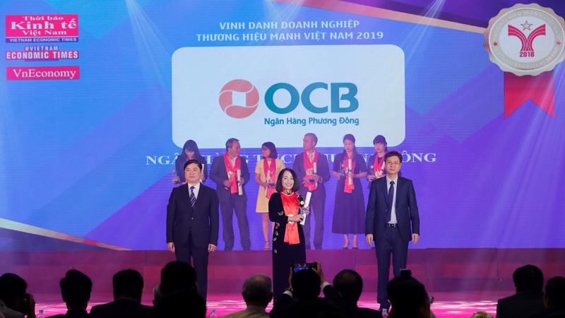 Bà Đào Minh Anh - Phó Tổng giám đốc OCB nhận danh hiệu Thương hiệu mạnh 2018