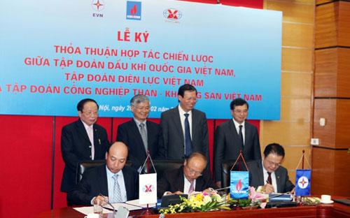 Đại diện lãnh đạo ba tập đoàn Petro Vietnam, EVN và TKV cùng ký thỏa thuận hợp tác ngày 26/2.<br>