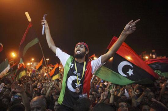 Người dân Libya đổ ra đường đón mừng lực lượng nổi dậy tiến vào thủ đô Tripoli đêm qua (21/8) - Ảnh: AP. 