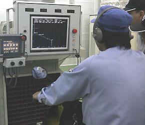 Kiểm tra nồng độ khí xả tại phòng kiểm định của Yamaha Motor Việt Nam.