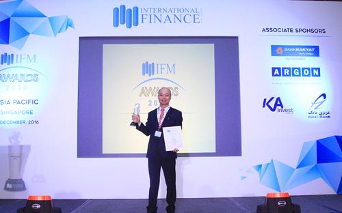 Phó tổng giám đốc, ông Chu Nguyên Bình đại diện Ngân hàng Bắc Á nhận giải thưởng "Ngân hàng dẫn đầu trách nhiệm xã hội 2016" do Tạp chí International Finance Magazine (IFM) trao tặng.