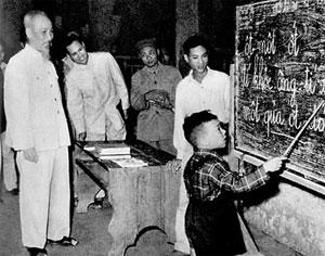 Bác Hồ thăm lớp học vỡ lòng phố Hàng Than, Hà Nội (1958).