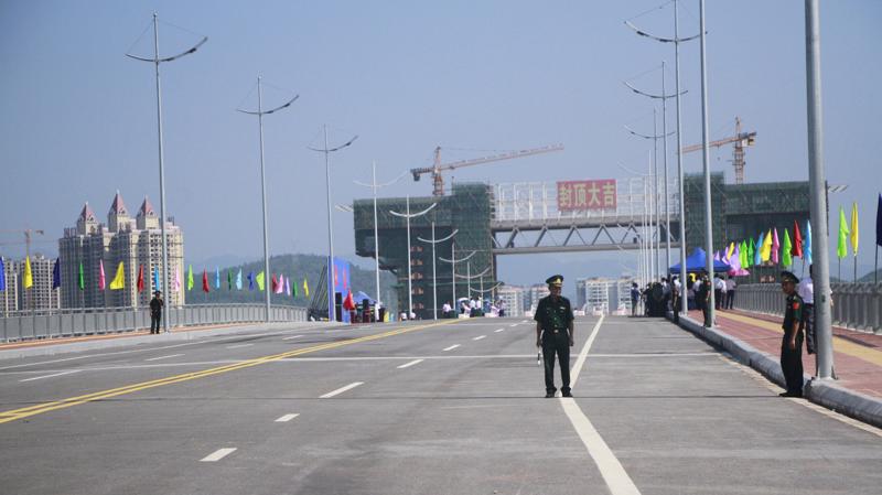 Tháng 9/2017, Việt Nam cũng đã khánh thành và thông xe cây cầu Bắc Luân 2 nối tỉnh Quảng Ninh với Khu tự trị dân tộc Choang, Quảng Tây, Trung Quốc.