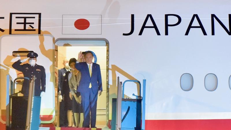 Thủ tướng Nhật Bản Suga Yoshihide và phu nhân Mariko đến Hà Nội chiều 18/10 - Ảnh: VGP.