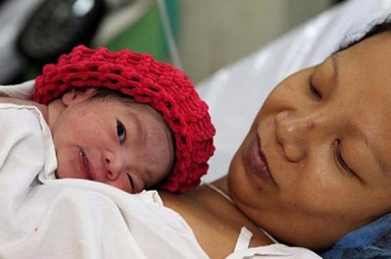 Công dân thứ 7 tỷ của thế giới, bé gái Danica May Camacho đã chào đời lúc 23h58 trong bệnh viện Jose Fabella Memoria tại thủ đô Manila của Philippines - Ảnh: AFP.