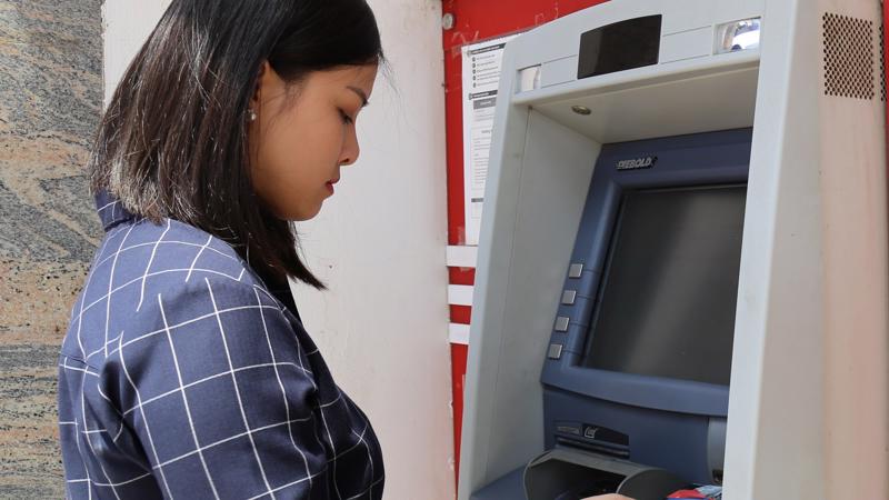 Nếu công ty chọn chuyển trả lương qua gói M-Payroll, bạn sẽ may mắn được miễn phí nhiều loại phí khác nhau, trong đó có phí rút tiền tại ATM.