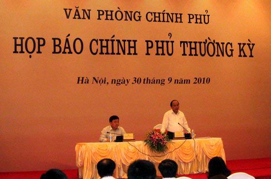 Bộ trưởng Nguyễn Xuân Phúc chủ trì buổi họp báo chiều 30/9.