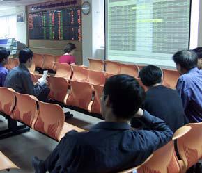 Nhà đầu tư nước ngoài đã giảm lượng mua vào trên thị trường khớp lệnh - Ảnh: Việt Tuấn.