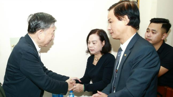 Bộ trưởng Bộ Công an Tô Lâm trao tặng Huân chương chiến công hạng nhất cho gia đình chiến sĩ hi sinh. Ảnh: TTXVN