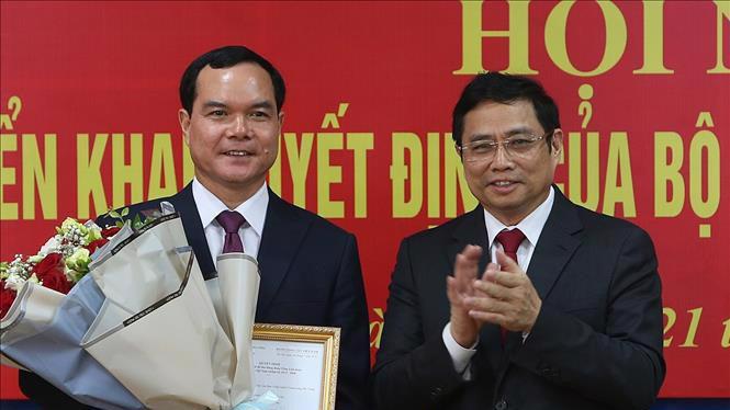 Trưởng Ban Tổ chức Trung ương Phạm Minh Chính trao Quyết định của Bộ Chính trị cho ông Nguyễn Đình Khang (bên trái).