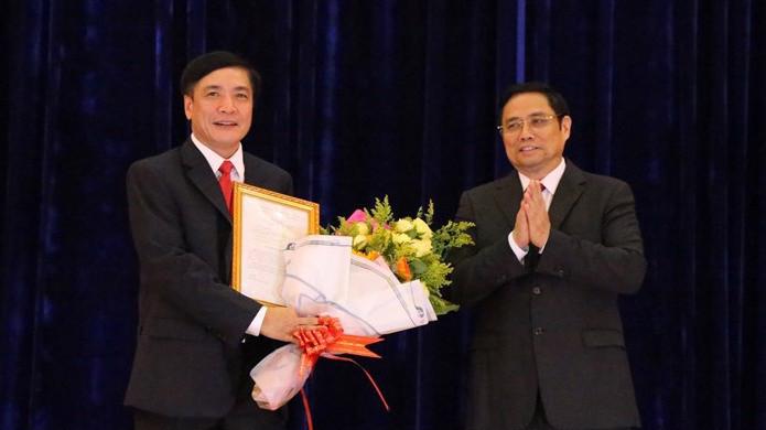 Trưởng ban Tổ chức Trung ương Phạm Minh Chính trao Quyết định và chúc mừng ông Bùi Văn Cường (bên trái) nhận nhiệm vụ mới.