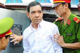 Ông Huỳnh Ngọc Sĩ được dẫn giải đến phiên tòa xét xử về tội “lợi dụng chức vụ quyền hạn trong khi thi hành công vụ hồi tháng 9/2009” - Ảnh: T.T.D.