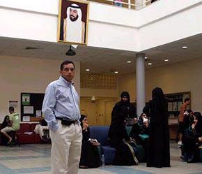 Giáo sư người Mỹ Peter Mitias tại Đại học Sharjah ở UAE.