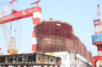 Một con tàu 53 nghìn tấn đang được đóng tại xưởng của Tổng công ty Công nghiệp tàu thủy Nam Triệu - Ảnh: Bảo Khánh.