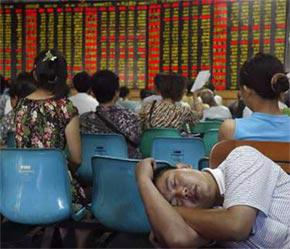 Một nhà đầu tư Trung Quốc tranh thủ chợp mắt giữa phiên giao dịch. Thị trường chứng khoán nước này đang trải qua những ngày sóng gió - Ảnh: Reuters.