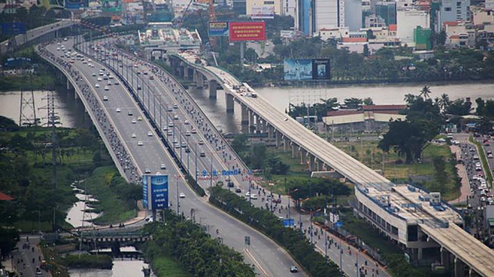 dự án đường sắt đô thị Tp.HCM, tuyến số 1 Bến Thành - Suổi Tiên được UBND Tp.HCM phê duyệt lần đầu vào năm 2007 với tổng mức đầu tư hơn 17.000 tỷ đồng nhưng nay đã đội vốn lên 47.000 tỷ.