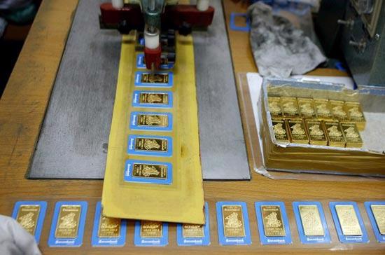 Một dây chuyền đóng gói vàng miếng SBJ của Sacombank-SBJ tại Tp.HCM - Ảnh: Reuters.