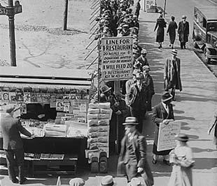 Người Mỹ xếp thành hàng dài chờ nhận đồ cứu tế ở thành phố New York, năm 1932.