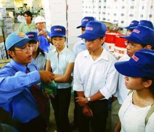 Ngoài việc học lý thuyết trên lớp, được tham quan nhà máy sản xuất, được giao lưu tiếp xúc với những nhà quản lý doanh nghiệp sẽ giúp sinh viên có cái nhìn thực tế hơn về ngành nghề đang theo học - Ảnh: Lê Toàn.