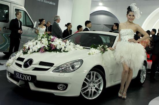 Trang trí kiểu xe rước dâu, SLK 200 thu hút khá nhiều khách quan tại Vietnam Motor Show - Ảnh: Bobi.