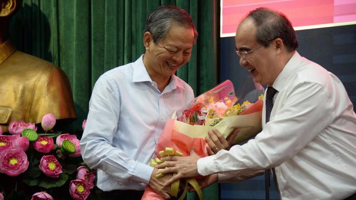 Bí thư Thành ủy Tp.HCM Nguyễn Thiện Nhân chia tay ông Lê Văn Khoa nghỉ công tác vì sức khỏe không bảo đảm.