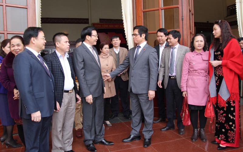 Lãnh đạo tỉnh Điện Biên, Chủ tịch VCCI trao đổi với các doanh nhân bên lề hội nghị đối thoại với doanh nghiệp của tỉnh - Ẩnh: Mỹ An.