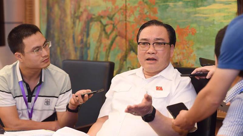 Bí thư Thành uỷ Hà Nội, ông Hoàng Trung Hải trao đổi với báo chí - Ảnh: QP