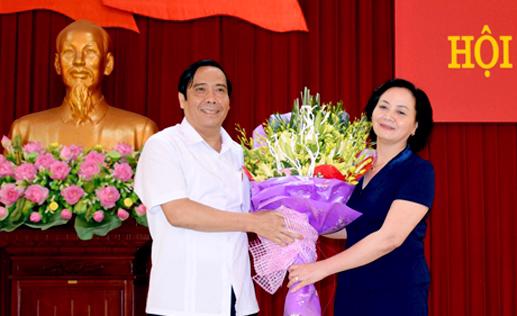Phó ban Tổ chức Trung ương Nguyễn Thanh Bình chúc mừng bà Phạm Thị Thanh Trà được bầu làm Bí thư Tỉnh ủy Yên Bái.<br>