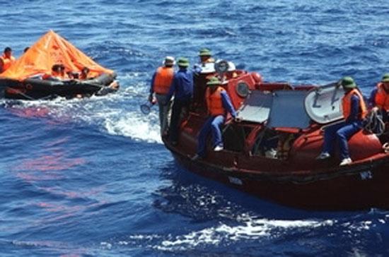 Các chiến sĩ hải quân Việt Nam cứu sống 9 người nước ngoài trôi dạt trên biển - Ảnh: Trọng Đức/TTXVN