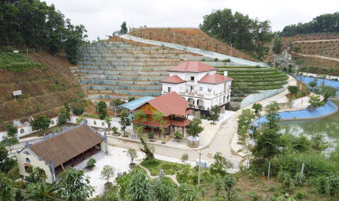 Khu biệt thự của gia đình ông Phạm Sỹ Quý được xây trên diện tích hơn 1.000 m2, chuyển đổi từ đất rừng sang đất ở.<br>