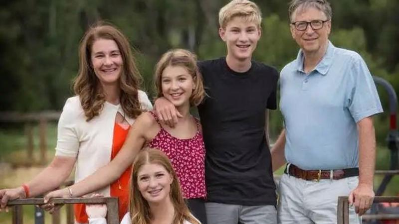 Gia đình Gates: Từ trái sang phải là Melinda, Jennifer (trước), Phoebe, Rory, và Bill Gates - Ảnh: Bill Gates/Facebook