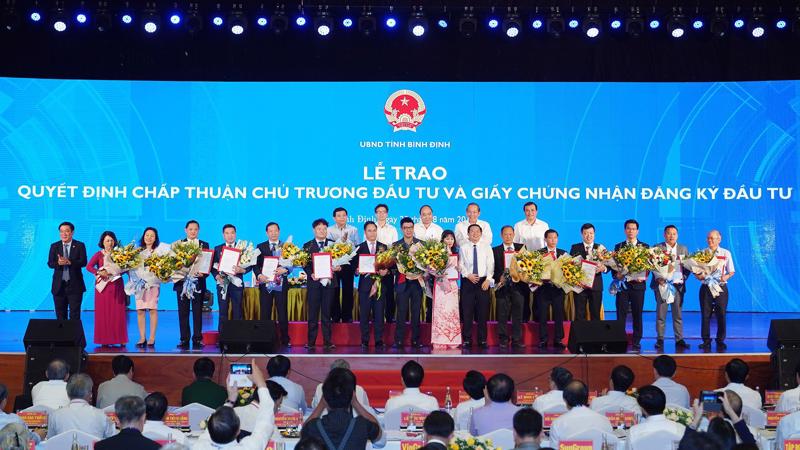Dưới sự chứng kiến của Thủ tướng Nguyễn Xuân Phúc, UBND tỉnh Bình Định đã trao quyết định chấp thuận chủ trương đầu tư, giấy chứng nhận đăng ký đầu tư cho 15 dự án với tổng số vốn 36.252 tỷ đồng.