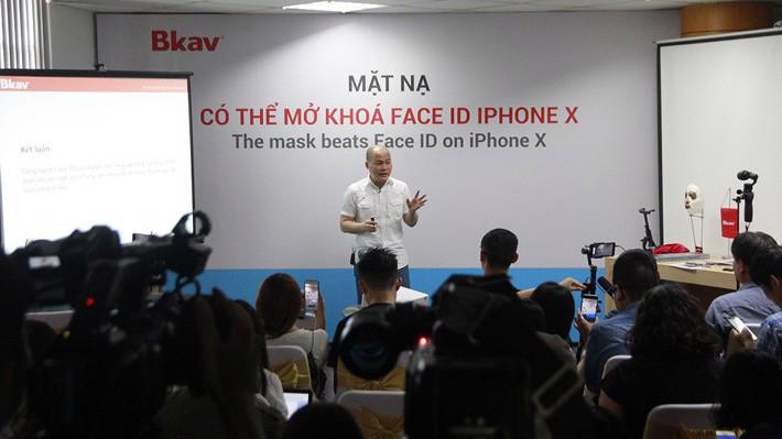 Buổi trình diễn và chia sẻ về việc mở khóa iPhone X bằng chiếc mặt nạ của Bkav trước sự tham gia của đông đảo báo chí trong nước.