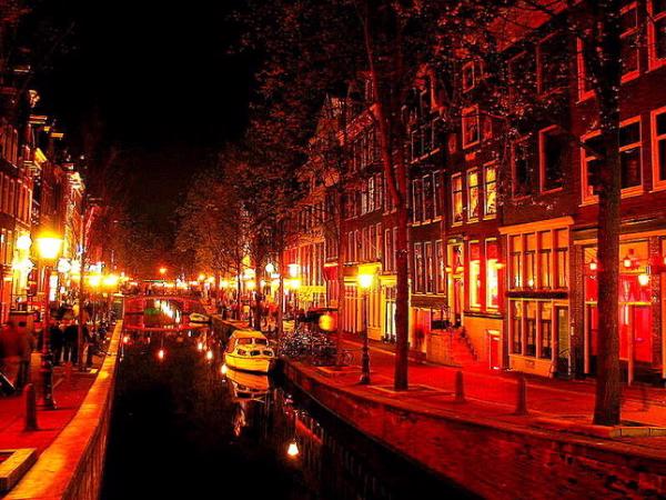 Một “khu kinh doanh nhạy cảm” tại thành phố Amsterdam, Hà Lan - Ảnh: MASK.<br>
