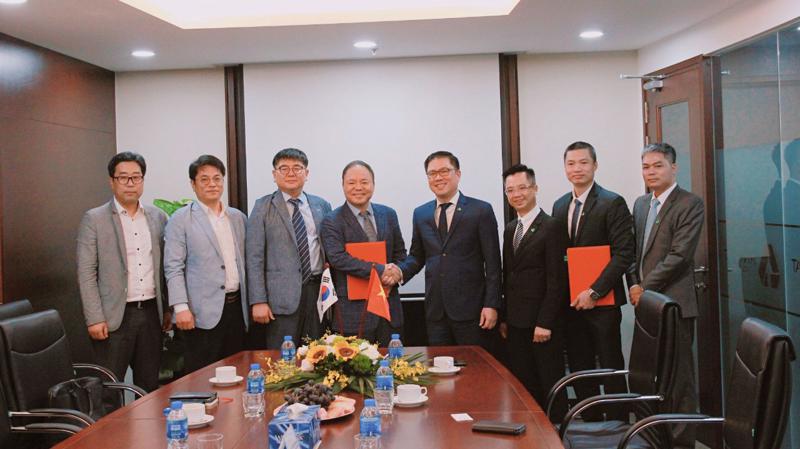 Ban lãnh đạo An Phát Holding ký kết với đối tác Elentec Việt Nam - nhà cung cấp cấp 1 của Samsung.