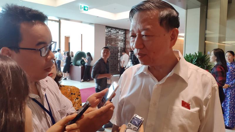 Bộ trưởng Bộ Công an Tô Lâm trả lời báo chí bên hàng lang Quốc hội 