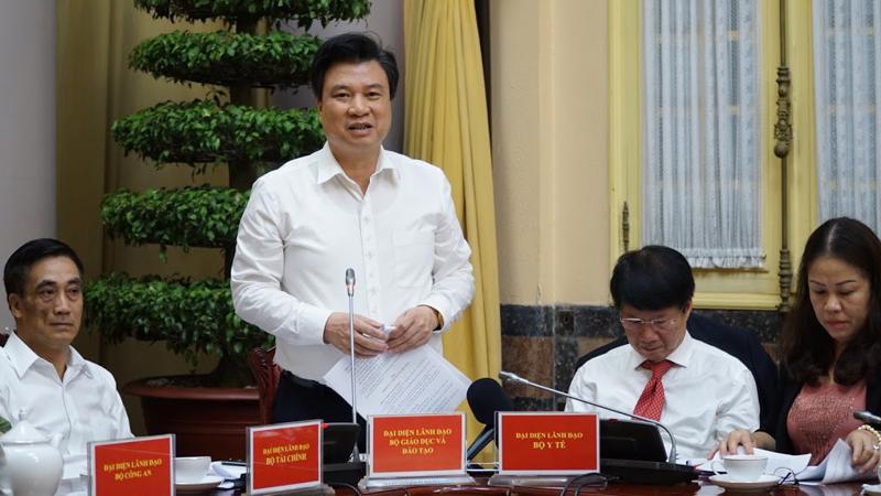 Thứ trưởng Bộ Giáo dục và Đào tạo Nguyễn Hữu Độ trình bày một số điểm mới của Luật GIáo dục 