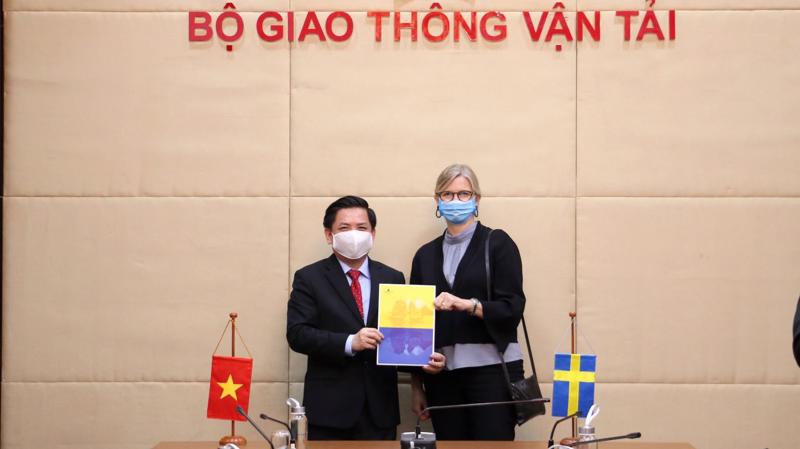 Về phía Việt Nam, Bộ trưởng Bộ Giao thông Vận tải Nguyễn Văn Thể cảm ơn nhã ý của Thụy Điển về đề xuất dành khoản tín dụng này cho Việt Nam để nâng cấp cơ sở hạ tầng hàng không.