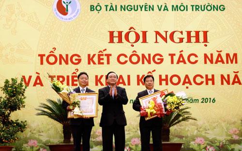 Phó thủ tướng Hoàng Trung Hải tặng bằng khen cho một số lãnh đạo Bộ Tài nguyên và Môi trường hôm 5/1 vì đã có thành tích xuất sắc trong năm 2015.<br>