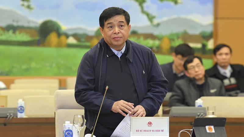 Bộ trưởng Bộ Kế hoạch và Đầu tư Nguyễn Chí Dũng trình bày Tờ trình của Chính phủ - Ảnh: Quochoi.vn