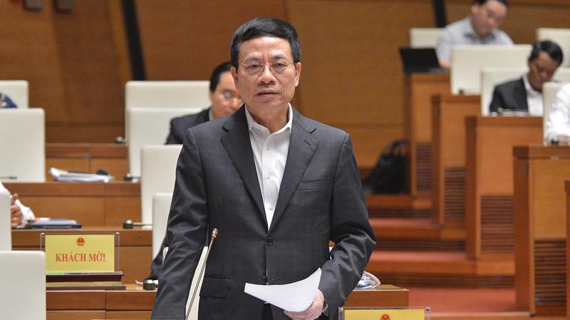 Bộ trưởng Bộ Thông tin và Truyền thông Nguyễn Mạnh Hùng trả lời chất vấn của các đại biểu Quốc hội - Ảnh: Quochoi.vn
