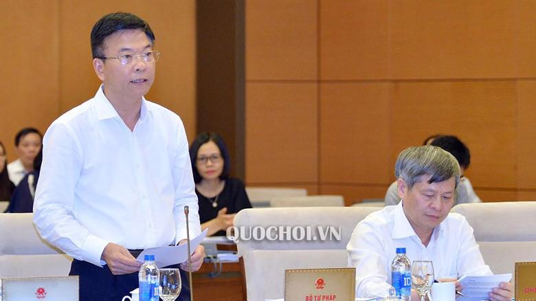 Bộ trưởng Bộ Tư pháp Lê Thành Long trình bày tờ trình dự án luật.