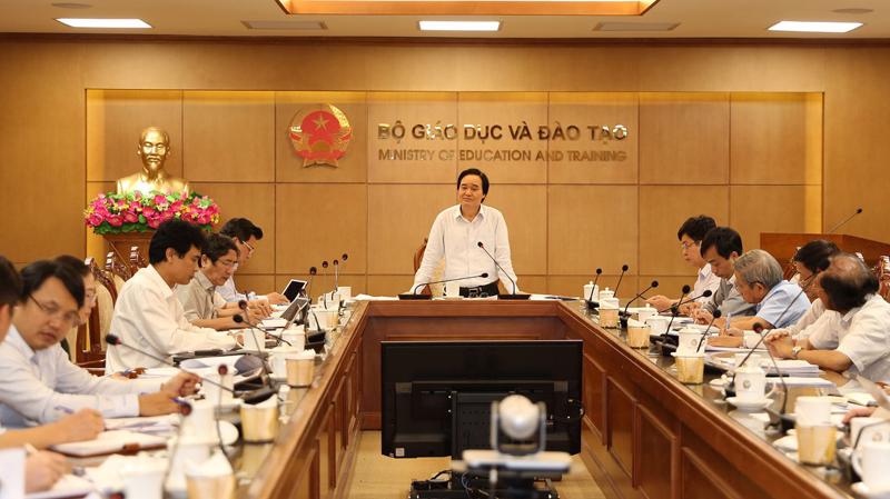 Bộ trưởng Phùng Xuân Nhạ chủ trì cuộc họp về thẩm định sách giáo khoa - Ảnh: MOET. 
