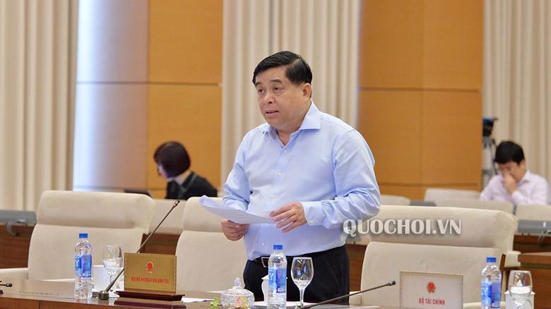 Bộ trưởng Bộ Kế hoạch và Đầu tư Nguyễn Chí Dũng trình bày báo cáo của Chính phủ về tình hình kinh tế - xã hội 