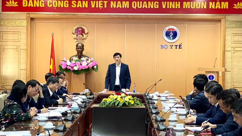 Bộ trưởng Bộ Y tế Nguyễn Thanh Long thông tin về tình hình nghiên cứu sản xuất vaccine Covid-19 trong nước tại cuộc họp. Ảnh- Trần Minh. 
