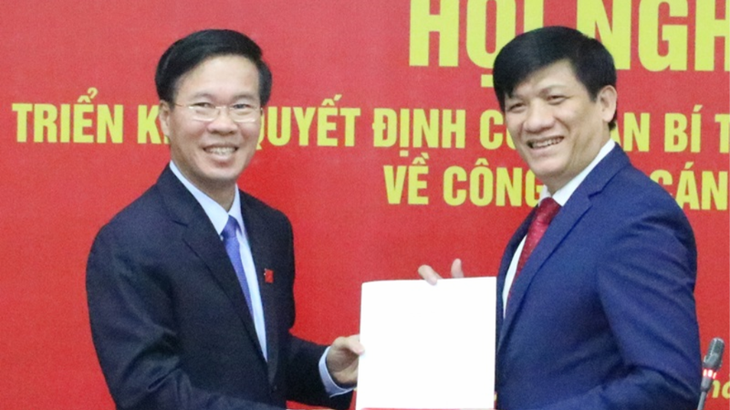 Trưởng ban Tuyên giáo Trung ương Võ Văn Thưởng trao quyết định bổ nhiệm của Ban Bí thư cho ông Nguyễn Thanh Long (bên phải).
