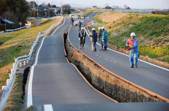 Một con đường ở Saitama bị đứt gãy do động đất - Ảnh: Boston.